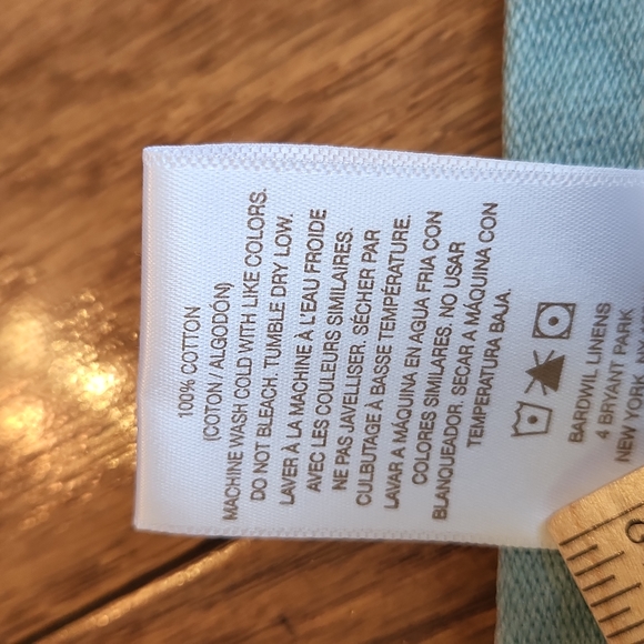 NIB Soap/Lotion Dispenser with Matching Hand Towels - Picture 10 of 11